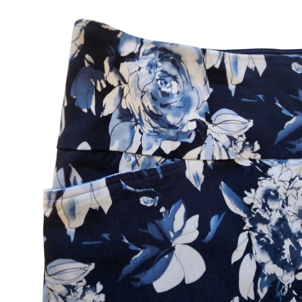 SC & Co. Floral Skort, Blue & White, 2 pockets, 17.5" length, sz XL Stretch - Picture 6 of 10